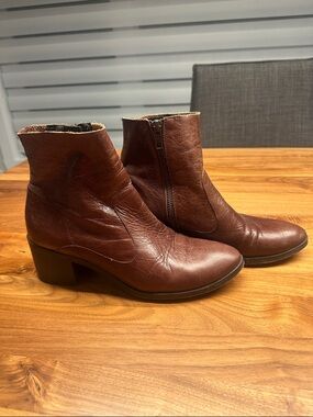 L'INTERVALLE Chestnut Brown Leather Ankle Booties with Side Zip